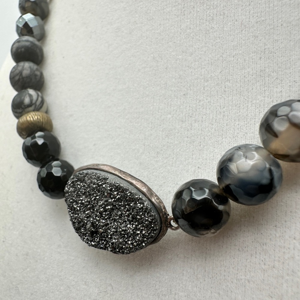 Vintage 80s Natural Stone Druzy Agate Beaded Necklace Faceted Gray Black Jewelry - Picture 4 of 8